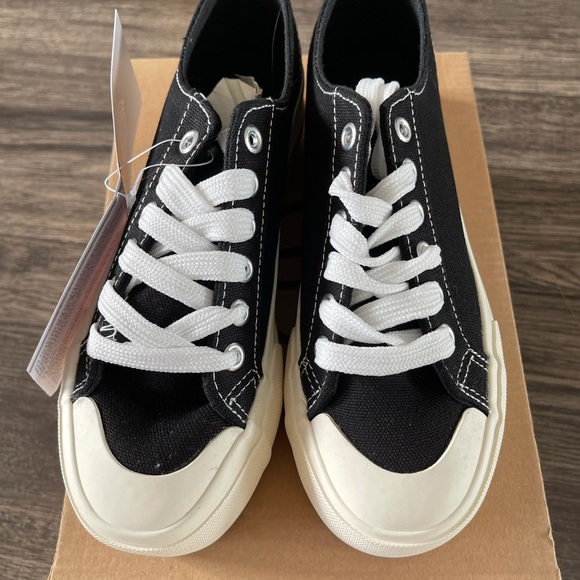 Sneaker - Picture 2 of 3